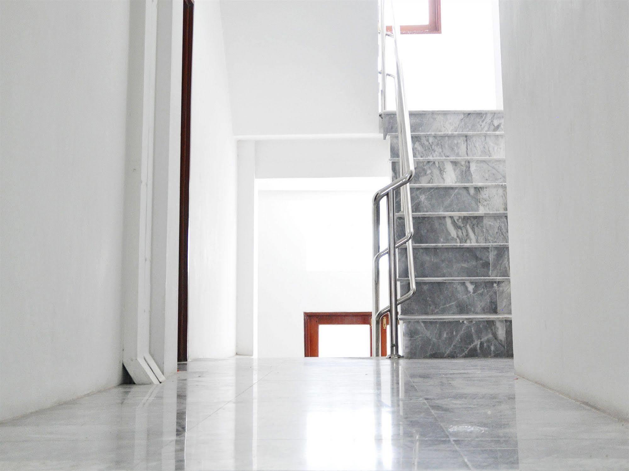 Highfive Guest House Pattaya Bagian luar foto